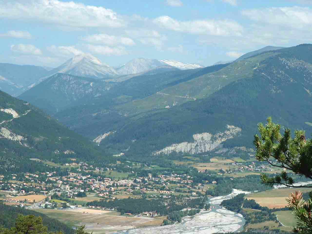 Une vue de St André des Alpes en venant de Courchons