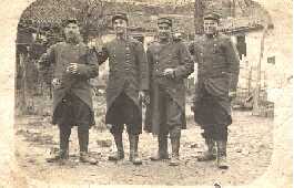 Avec ses copains de régiment 
en 1915