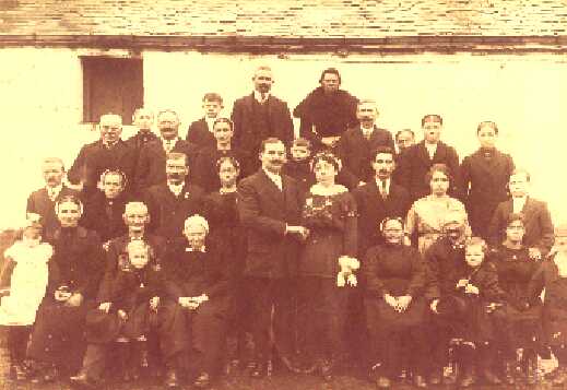 La famille bretonne
 de mon père vers 1920